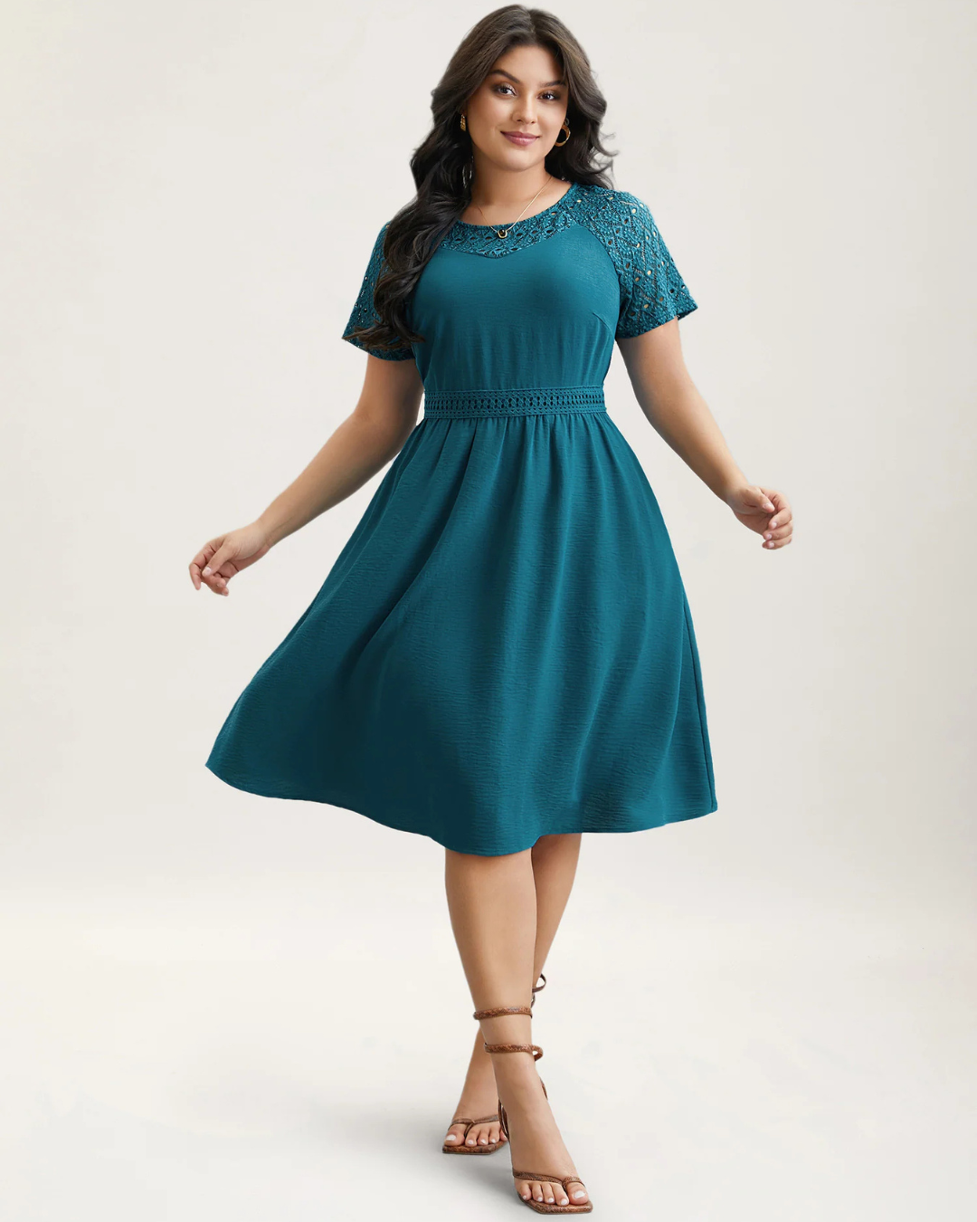 Vestido midi con bolsillos y mangas cortas con aberturas de encaje