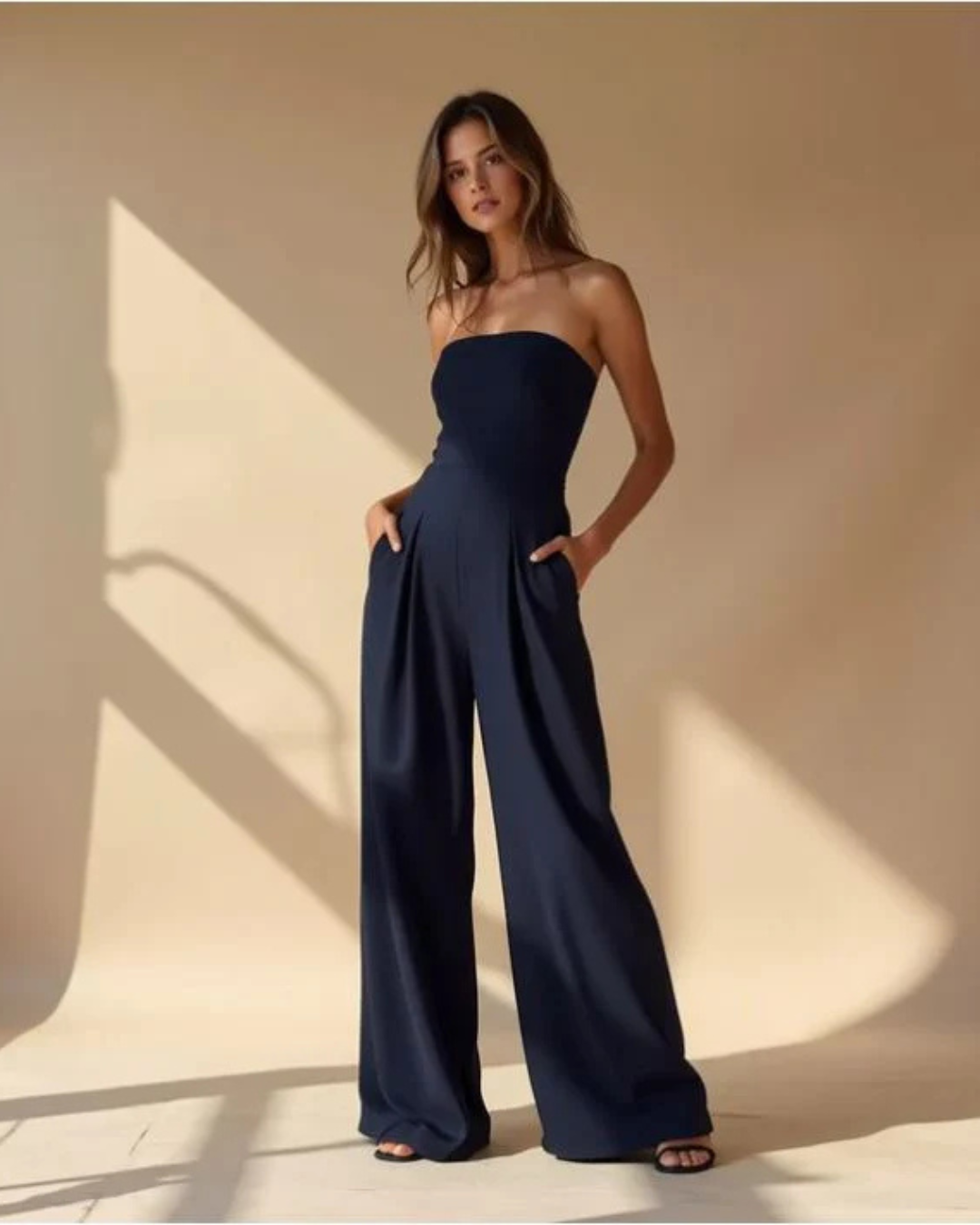 Mono Elegante sin Tirantes con un Diseño Amplio y Sofisticado