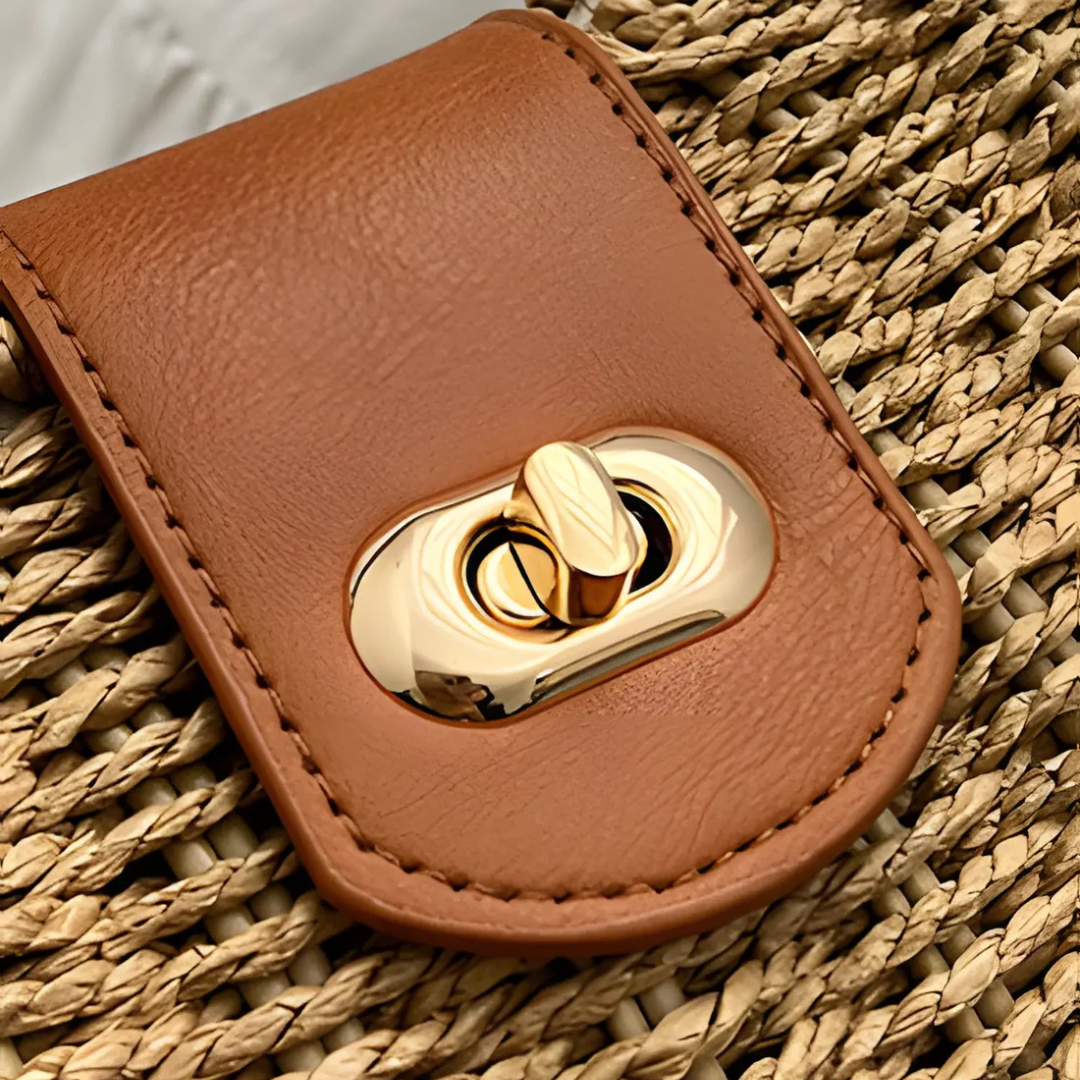 Bolso tejido con broche dorado sofisticado