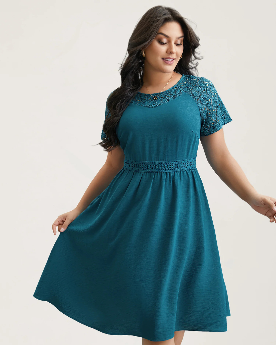 Vestido midi con bolsillos y mangas cortas con aberturas de encaje