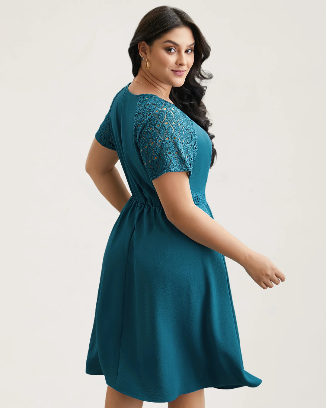 Vestido midi con bolsillos y mangas cortas con aberturas de encaje