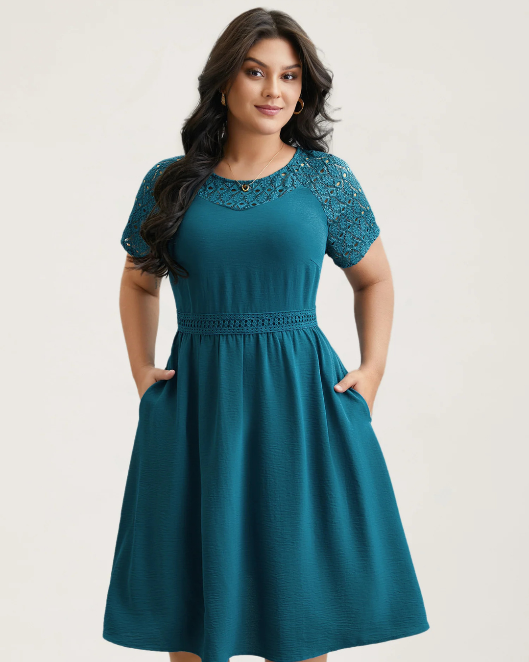 Vestido midi con bolsillos y mangas cortas con aberturas de encaje