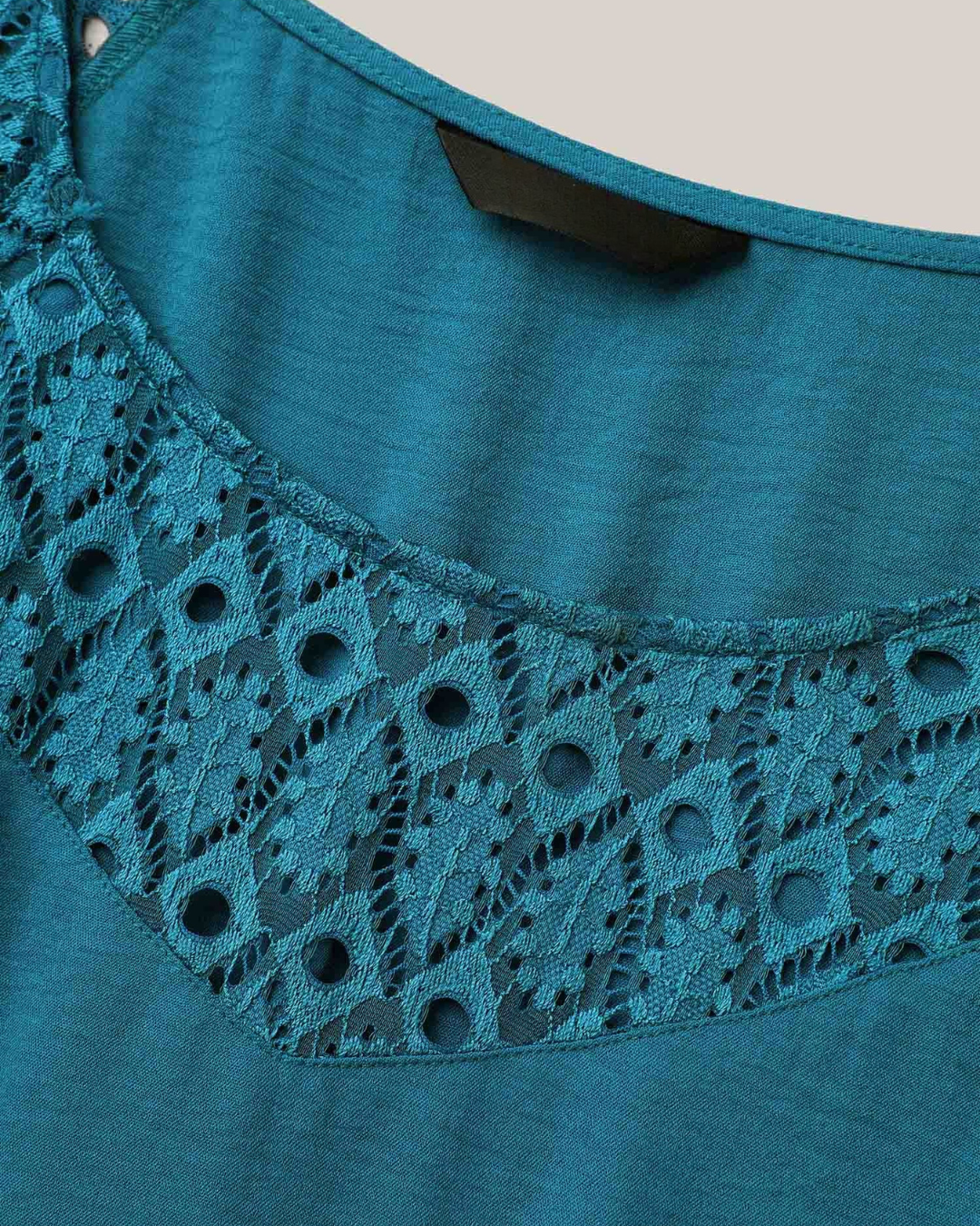 Vestido midi con bolsillos y mangas cortas con aberturas de encaje