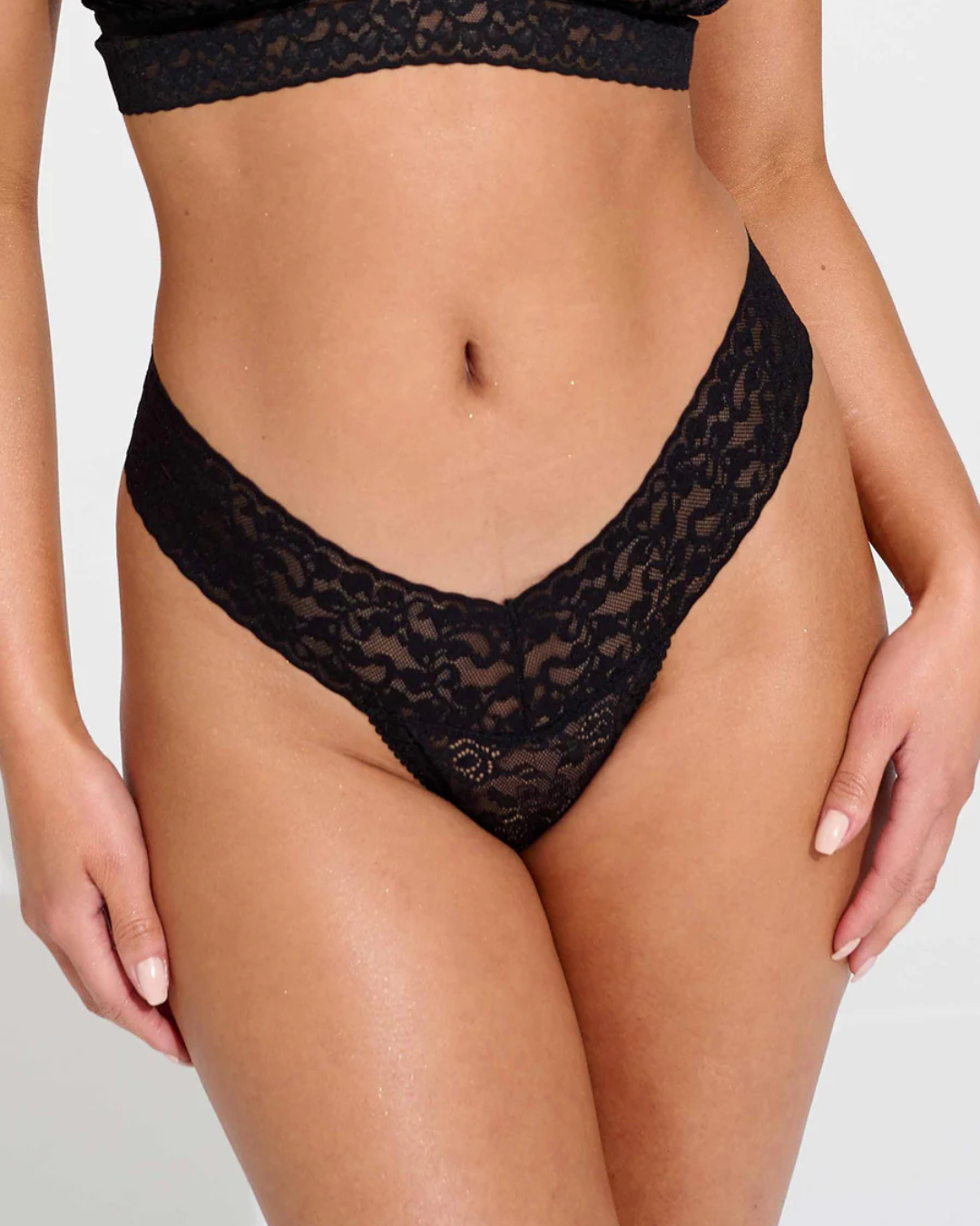 Conjunto de Lencería de Encaje Negro con Bralette y Tanga de Corte Sensual