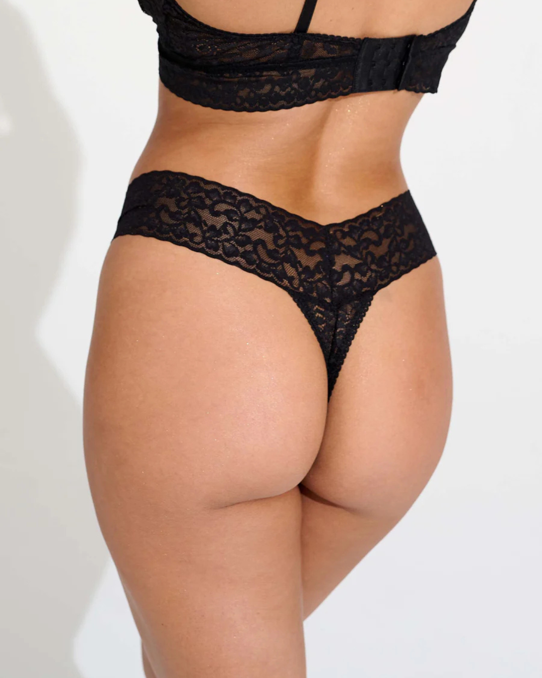 Conjunto de Lencería de Encaje Negro con Bralette y Tanga de Corte Sensual