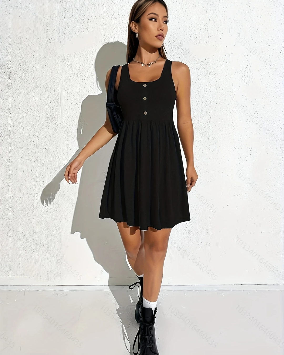 Vestido corto de tirantes y cuello redondo