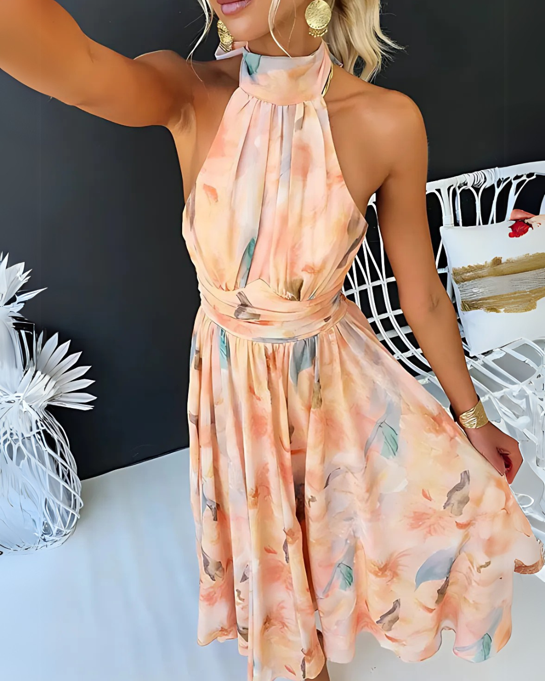 Vestido largo con estampado de acuarela cuello halter y espalda descubierta