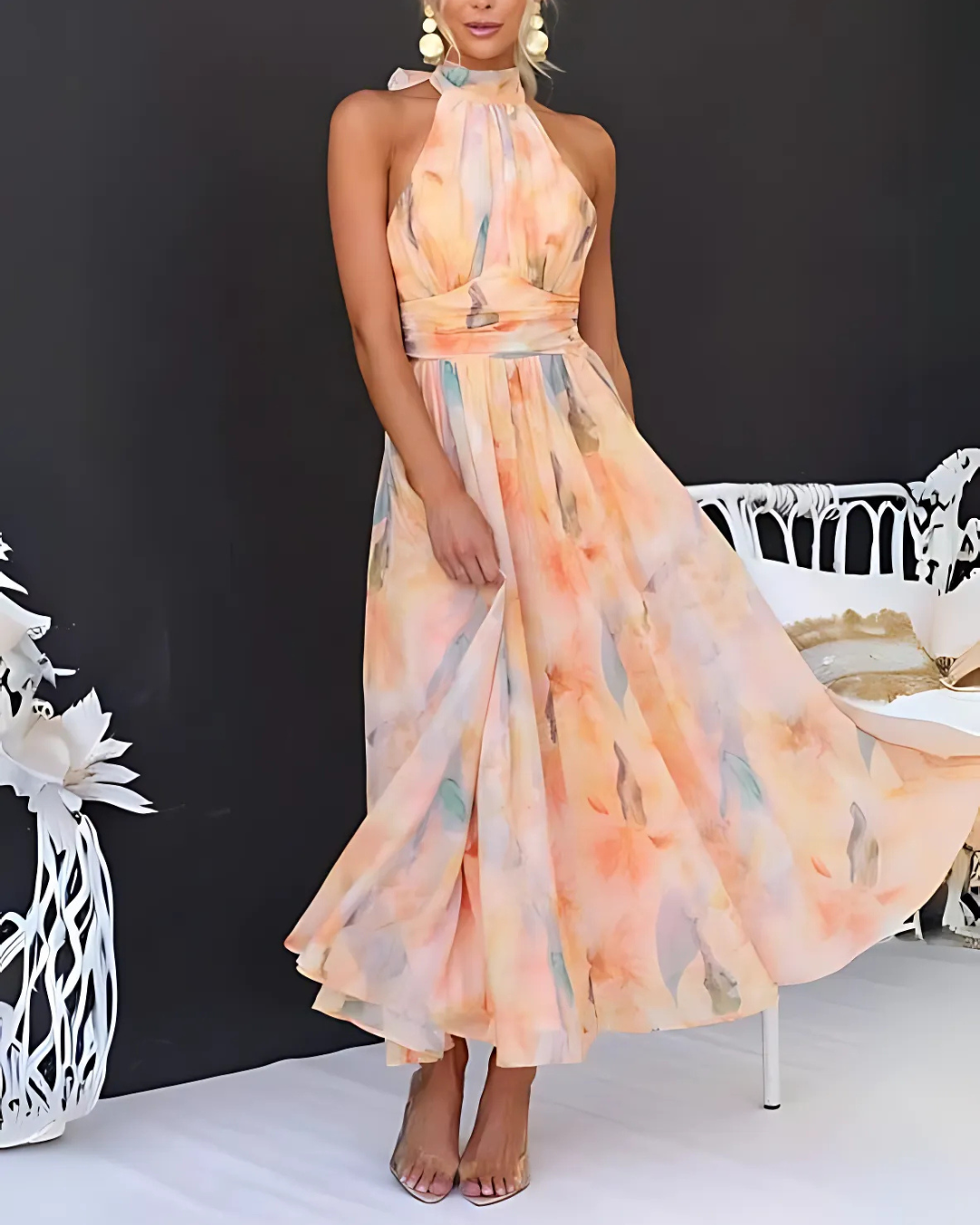 Vestido largo con estampado de acuarela cuello halter y espalda descubierta