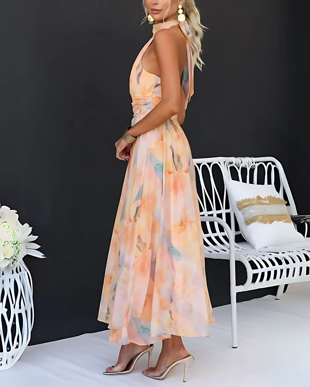 Vestido largo con estampado de acuarela cuello halter y espalda descubierta